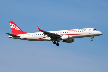Viyana, Avusturya - 20 Mayıs 2018: Gürcistan Havayolları Embraer ERJ-190 4L-TGV yolcu uçağı Viyana Havaalanına iniş ve iniş