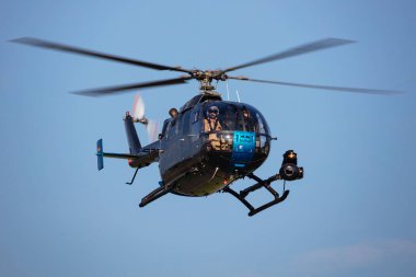 Zeltweg, Avusturya - 3 Eylül 2022: Havaalanı ve havaalanında Uçan Boğa ticari helikopteri. Rotorcraft. Kamu hizmetleri taşımacılığı. Hava ulaşımı. Uç ve uç.