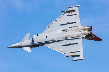 Zeltweg, Avusturya - 3 Eylül 2022: Avusturya Hava Kuvvetleri Eurofighter Typhoon. Askeri savaş uçağı hava üssünde. Uçuş operasyonu. Havacılık ve uçak. Hava savunması. Uç ve uç.