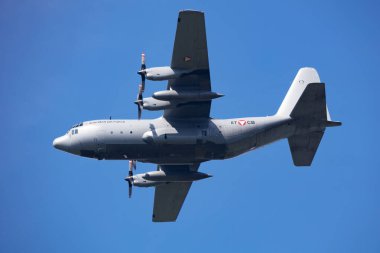 Zeltweg, Avusturya - 3 Eylül 2022: Avusturya Hava Kuvvetleri Lockheed Martin C-130 Herkül nakliye uçağı hava üssünde. Hava Kuvvetleri uçuş operasyonu. Havacılık ve uçak. Hava kaldırma. Askeri endüstri. Uç ve uç.