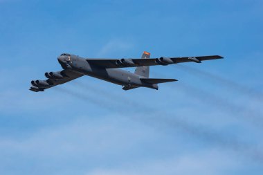 Zeltweg, Avusturya - 3 Eylül 2022: ABD Hava Kuvvetleri Boeing B-52 Stratocastle stratejik bombardıman uçağı hava üssünde. Askeri uçak. Havacılık endüstrisi. Uç ve uç.