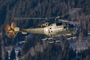Zell am See, Avusturya - 19 Şubat 2018: Hava üssünde askeri helikopter. Hava kuvvetleri uçuş ulaşımı. Havacılık ve rotorcraft. Nakliye ve hava taşımacılığı. Askeri endüstri. Uç ve uç.