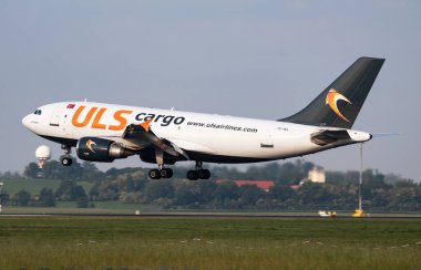 Viyana, Avusturya - 13 Mayıs 2018: ULS Kargo Airbus A310 TC-VEL kargo uçağı Viyana Havalimanı 'na iniş ve iniş