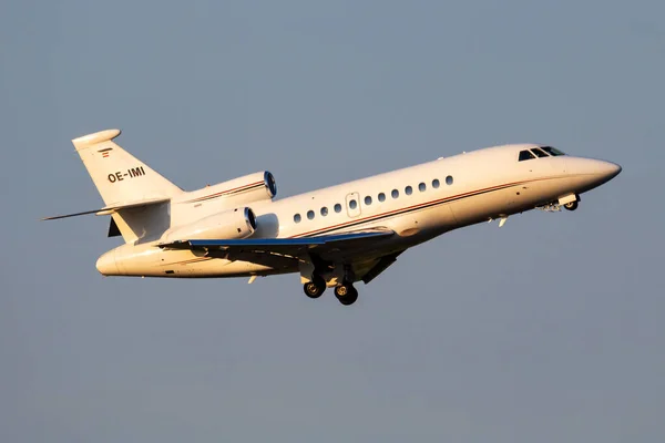 Viyana, Avusturya - 13 Mayıs 2018: Avcon Jet Dassault Falcon 900 OE-IMI yolcu uçağı Viyana Havaalanı 'ndan havalanıyor