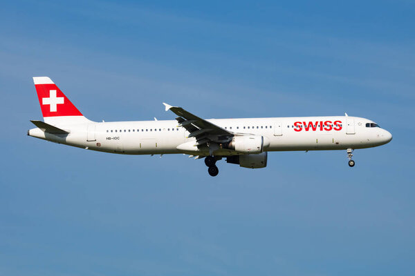 Вена, Австрия - 20 мая 2018 года: прибытие и посадка пассажирского самолета Swiss Inernational Airlines Airbus A321 HB-IOC в аэропорту Вены