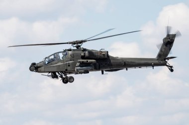 Hava üssünde isimsiz askeri helikopter var. Hava kuvvetleri ve ordu uçuş ulaşımı. Havacılık ve rotorcraft. Nakliye ve hava taşımacılığı. Askeri endüstri. Uç ve uç. Ticari tema.