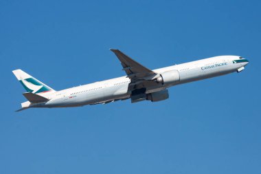 Hong Kong / Çin - 1 Aralık 2013: Cathay Pacific Airways Boeing 777-300ER B-KQD yolcu uçağı Hong Kong Chek Kok Havalimanı 'ndan havalanıyor.