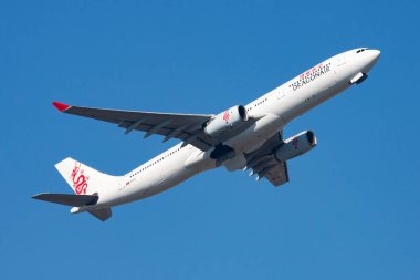 Hong Kong / Çin - 1 Aralık 2013: Dragonair Airbus A330-300 B-LAB yolcu uçağı Hong Kong Chek Kok Havalimanı 'ndan havalanıyor.