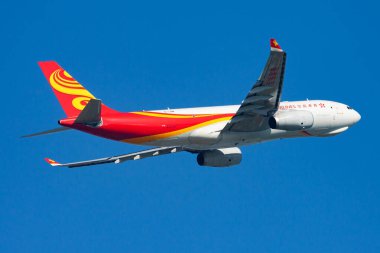 Hong Kong / Çin - 1 Aralık 2013: Hong Kong Havayolları Cargo Airbus A330-200 B-LNW kargo uçağı Hong Kong Chek Kok Havalimanı 'ndan havalanıyor.