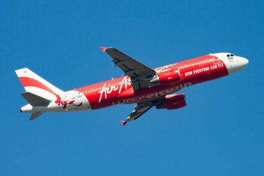 Hong Kong / Çin - 1 Aralık 2013: Tayland AirAsia Airbus A320 HS-ABF yolcu uçağı Hong Kong Chek Kok Havalimanı 'ndan havalanıyor.