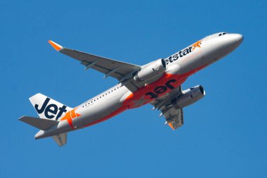Hong Kong / Çin - 1 Aralık 2013: Jetstar Airways Airbus A320 9V-JSV yolcu uçağı Hong Kong Chek Kok Havalimanı 'ndan havalanıyor.