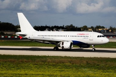 Luqa, Malta - 21 Kasım 2016: Air Malta yolcu uçağı havaalanında. Uçuş planını ayarlayın. Havacılık ve uçak. Hava ulaşımı. Küresel uluslararası ulaşım. Uç ve uç.