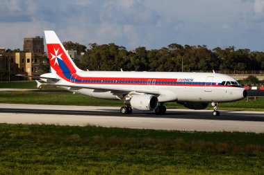 Luqa, Malta - 21 Kasım 2016: Air Malta yolcu uçağı havaalanında. Uçuş planını ayarlayın. Havacılık ve uçak. Hava ulaşımı. Küresel uluslararası ulaşım. Uç ve uç.