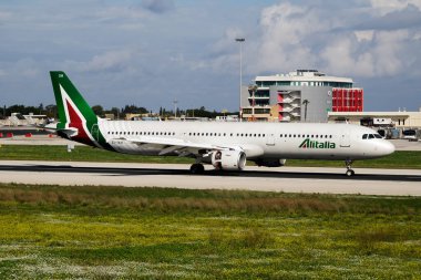 Luqa, Malta - 23 Kasım 2016: Alitalia yolcu uçağı havaalanında. Uçuş planını ayarlayın. Havacılık ve uçak. Hava ulaşımı. Küresel uluslararası ulaşım. Uç ve uç.