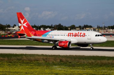 Luqa, Malta - 23 Kasım 2016: Air Malta yolcu uçağı havaalanında. Uçuş planını ayarlayın. Havacılık ve uçak. Hava ulaşımı. Küresel uluslararası ulaşım. Uç ve uç.