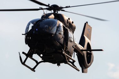 Szolnok, Macaristan - 17 Ağustos 2022: Macar Hava Kuvvetleri Airbus Helikopterleri H145M askeri hizmet helikopteri. Uçuş operasyonu. Havacılık endüstrisi ve rotorcraft. Nakliye ve hava taşımacılığı. Uç ve uç