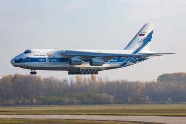 Budapeşte / Macaristan - 11 Kasım 2019: Volga-Dnepr Havayolları Antonov An-124 Ruslan Ra-82077 kargo uçağı Budapeşte Havalimanı 'na iniş yaptı.