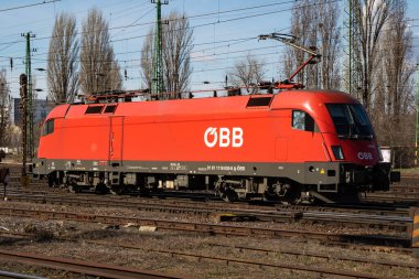 Budapeşte, Macaristan - 13 Mart 2021: OEBB Avusturya Demiryolları lokomotif treni istasyonda. Demiryolu taşımacılığı ve nakliyesi. Uluslararası tren ulaşımı.