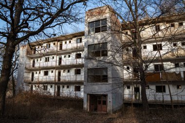 Tab, Macaristan - 24 Şubat 2021: Macar yaşlılığı ormanda kayboldu. Eski Sovyet, terk edilmiş askeri kışla ve ilgili binalar..