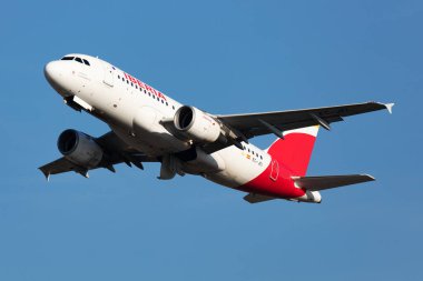 Budapeşte, Macaristan - 17 Ekim 2021: Iberia Airlines Airbus A319 yolcu uçağı havaalanında. Havacılık ve uçak. Hava taşımacılığı ve seyahat. Uluslararası ulaşım. Uç ve uç.