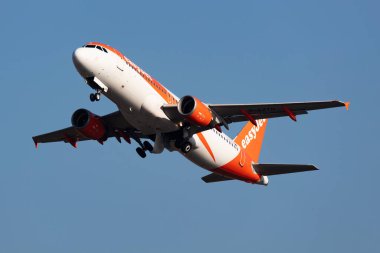 Budapeşte / Macaristan - 9 Mart 2020: Easy Jet Airbus A320 G-EZTH yolcu uçağı Budapeşte Havalimanı 'ndan havalanıyor