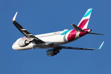 Budapeşte, Macaristan - 17 Ekim 2021: Eurowings Airbus A320 yolcu uçağı havaalanında. Havacılık ve uçak. Hava taşımacılığı ve seyahat. Uluslararası ulaşım. Uç ve uç.