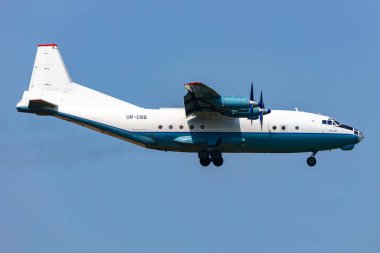Gyor, Macaristan - 22 Haziran 2023: Cavok Air Antonov An-12 kargo uçağı marshaller ile havaalanı apronunda. Hava nakliyesi ve nakliyesi. Havacılık ve uçak. Ulaşım endüstrisi. Küresel uluslararası ulaşım. Uç ve uç.