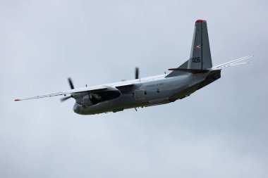 Siofok, Macaristan - 18 Haziran 2020: Hava üssünde askeri nakliye uçağı. Hava Kuvvetleri uçuş operasyonu. Havacılık ve uçak. Hava kaldırma. Askeri endüstri. Uç ve uç.