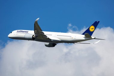 Münih, Almanya - 3 Eylül 2019: Lufthansa yolcu uçağı havaalanında. Uçuş planını ayarlayın. Havacılık ve uçak. Hava ulaşımı. Küresel uluslararası ulaşım. Uç ve uç.