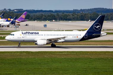 Münih, Almanya - 3 Eylül 2019: Lufthansa yolcu uçağı havaalanında. Uçuş planını ayarlayın. Havacılık ve uçak. Hava ulaşımı. Küresel uluslararası ulaşım. Uç ve uç.