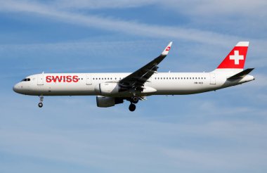 Hamburg, Almanya - 6 Temmuz 2017: İsviçre Uluslararası Havayolları yolcu uçağı havaalanında. Uçuş planını ayarlayın. Havacılık ve uçak. Hava ulaşımı. Küresel uluslararası ulaşım. Uç ve uç.