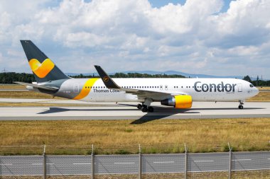 Frankfurt, Almanya - 7 Temmuz 2017: Condor Flugdienst yolcu uçağı havaalanında. Uçuş planını ayarlayın. Havacılık ve uçak. Hava ulaşımı. Küresel uluslararası ulaşım. Uç ve uç.