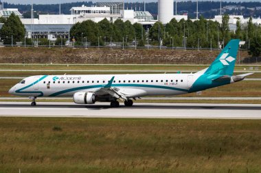 Münih / Almanya - 11 Temmuz 2017: Air Dolomiti Embraer ERJ-195 I-ADJT yolcu uçağı Münih Havaalanına iniş ve iniş yaptı