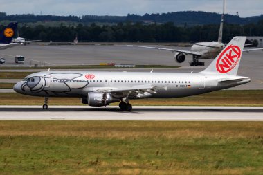 Münih / Almanya - 11 Temmuz 2017: Niki Airbus A320 D-ABHM yolcu uçağı Münih Havaalanına iniş yaptı