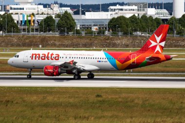 Münih / Almanya - 11 Temmuz 2017: Air Malta Airbus A320 9H-AEK yolcu uçağı Münih Havaalanına iniş yaptı