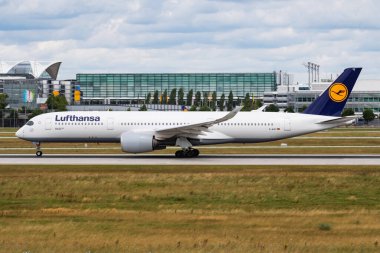 Münih / Almanya - 11 Temmuz 2017: Lufthansa Airbus A350-900 D-AIXC yolcu uçağı Münih Havalimanı 'ndan havalanıyor