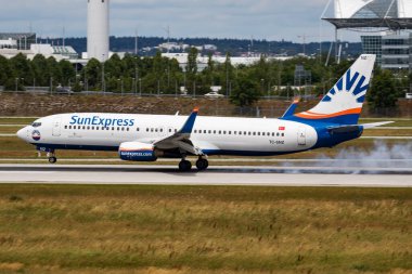 Münih / Almanya - 11 Temmuz 2017: Sunexpress Boeing 737-800 TC-SNZ yolcu uçağı Münih Havaalanına iniş yaptı