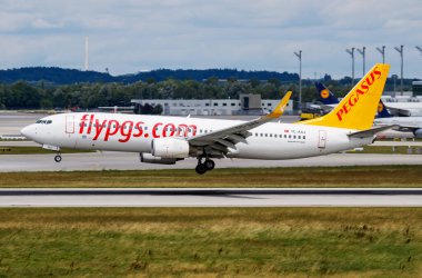 Münih / Almanya - 11 Temmuz 2017: Pegasus Havayolları Boeing 737-800 TC-AJ yolcu uçağı Münih Havaalanına iniş ve iniş yaptı