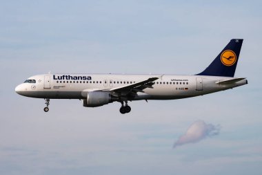 Münih, Almanya - 4 Ekim 2017: Lufthansa yolcu uçağı havaalanında. Uçuş planını ayarlayın. Havacılık ve uçak. Hava ulaşımı. Küresel uluslararası ulaşım. Uç ve uç.