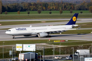 Münih, Almanya - 17 Ekim 2017: Lufthansa yolcu uçağı havaalanında. Uçuş planını ayarlayın. Havacılık ve uçak. Hava ulaşımı. Küresel uluslararası ulaşım. Uç ve uç.