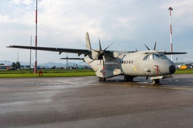 Sliac, Slovakya - 2 Eylül 2018: Hava üssünde askeri nakliye uçağı. Hava Kuvvetleri uçuş operasyonu. Havacılık ve uçak. Hava savunması. Askeri endüstri. Uç ve uç.