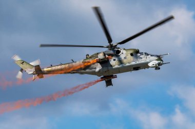 Sliac / Slovakya - 3 Ağustos 2019: Çek Hava Kuvvetleri Mil Mi-24v Hind 7360 saldırı helikopteri Siaf Slovak Uluslararası Hava Festivali 2019'da sergilendi