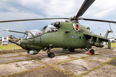 Sliac, Slovakya - 2 Eylül 2018: Hava üssünde askeri helikopter. Hava Kuvvetleri uçuş operasyonu. Havacılık ve uçak. Hava savunması. Askeri endüstri. Uç ve uç.
