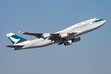 Hong Kong / Çin - 1 Aralık 2013: Cathay Pacific Airways Boeing 747-400 B-HUE yolcu uçağı Hong Kong Chek Kok Havalimanı 'ndan havalanıyor.