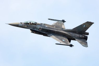 Radom, Polonya - 27 Ağustos 2023: Yunan Hava Kuvvetleri Lockheed F-16 Falcon savaş uçağı uçuşu. Havacılık ve askeri uçak.