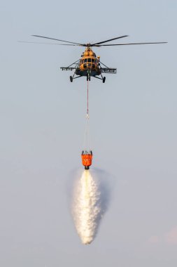 Szolnok, Macaristan - 17 Ağustos 2022: Macar Hava Kuvvetleri Mil Mi-17 askeri nakliye helikopteri. Uçuş ve hava nakliyesi. Havacılık endüstrisi ve rotorcraft. Uç ve uç.