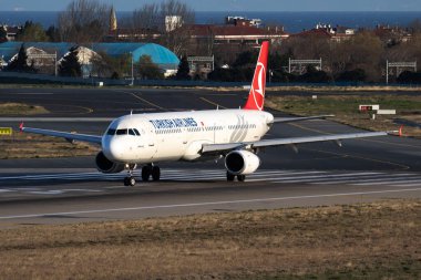 İstanbul / Türkiye - 28 Mart 2019: Türk Havayolları Airbus A321 TC-JRV yolcu uçağı İstanbul Atatürk Havalimanı 'ndan kalkıyor