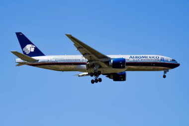 Madrid, İspanya - 1 Mayıs 2016: Aeromexico yolcu uçağı havaalanında. Uçuş planını ayarlayın. Havacılık ve uçak. Hava ulaşımı. Küresel uluslararası ulaşım. Uç ve uç.