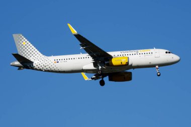 Madrid, İspanya - 3 Mayıs 2016: Vueling Airlines yolcu uçağı havaalanında. Uçuş planını ayarlayın. Havacılık ve uçak. Hava ulaşımı. Küresel uluslararası ulaşım. Uç ve uç.