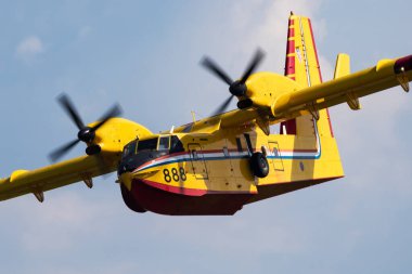 Cakovec, Hırvatistan - 10 Haziran 2018: Hava üssünde özel misyon uçağı. Hava Kuvvetleri uçuş operasyonu. Havacılık ve uçak. İtfaiyeciler ve itfaiyeciler. Askeri endüstri. Uç ve uç.